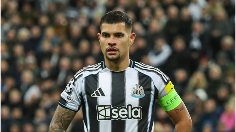 Bruno Guimarães im Trikot von Newcastle United applaudiert den Fans nach einem Premier-League-Spiel