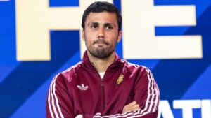 Mittelfeldspieler Rodri im Trikot von Manchester City blickt fokussiert auf das Spielfeld
