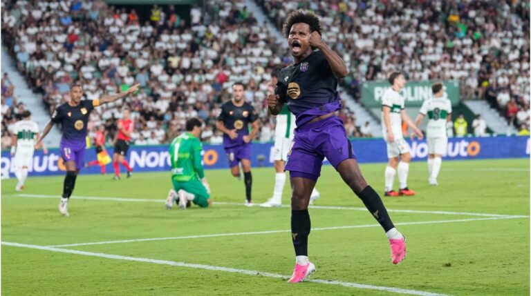 Karim Adeyemi im Trikot des FC Barcelona bejubelt seinen Treffer auf dem Platz