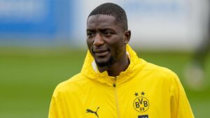 Serhou Guirassy im Trikot von Borussia Dortmund blickt konzentriert auf das Spielfeld.