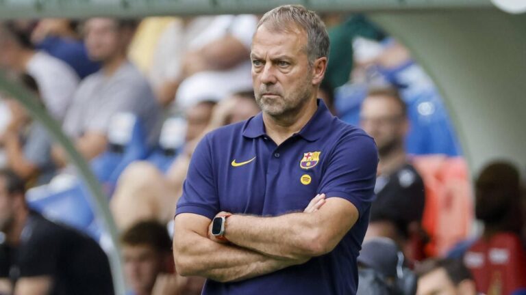 Hansi Flick steht gestikulierend am Spielfeldrand im Outfit des FC Barcelona