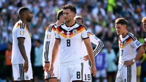 Leon Goretzka im Trikot des FC Bayern München blickt nachdenklich auf das Spielfeld