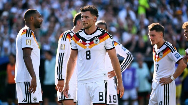 Leon Goretzka im Trikot des FC Bayern München blickt nachdenklich auf das Spielfeld
