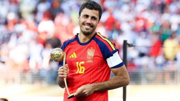 Der spanische Mittelfeldspieler Rodri gestikuliert auf dem Spielfeld