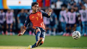 Ferran Torres im Trikot des FC Barcelona schaut fokussiert auf dem Spielfeld