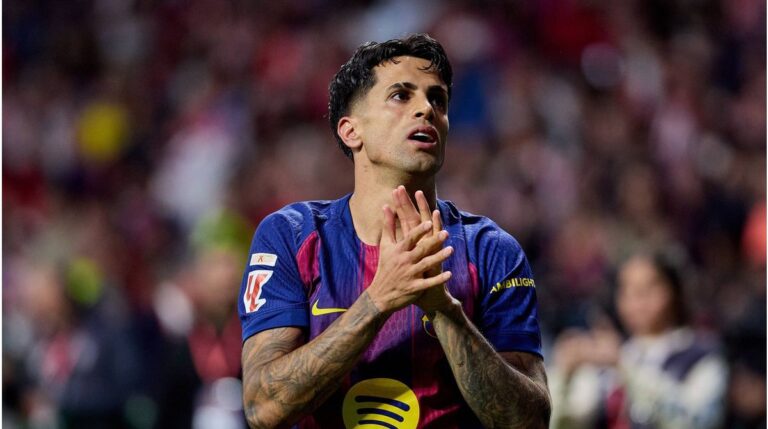 João Cancelo im Trikot des FC Barcelona schaut konzentriert auf das Spielfeld