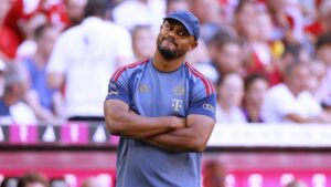 Vincent Kompany gibt gestikulierend Anweisungen, im Hintergrund die Bayern-Torhüter Neuer und Urbig