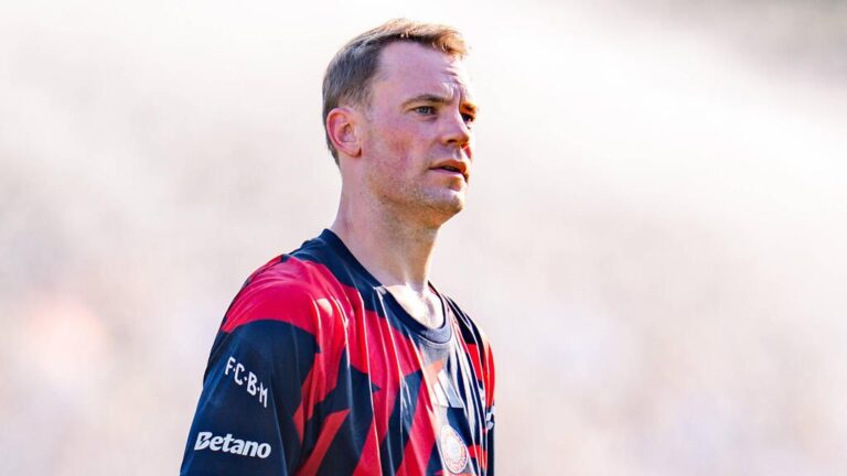 Manuel Neuer im Torwarttrikot des FC Bayern München blickt konzentriert über das Spielfeld.