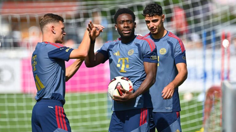 Alphonso Davies im Trikot des FC Bayern München blickt konzentriert auf das Spielfeld
