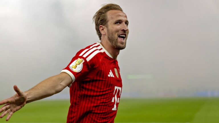 Harry Kane im Trikot des FC Bayern München jubelt über einen Treffer