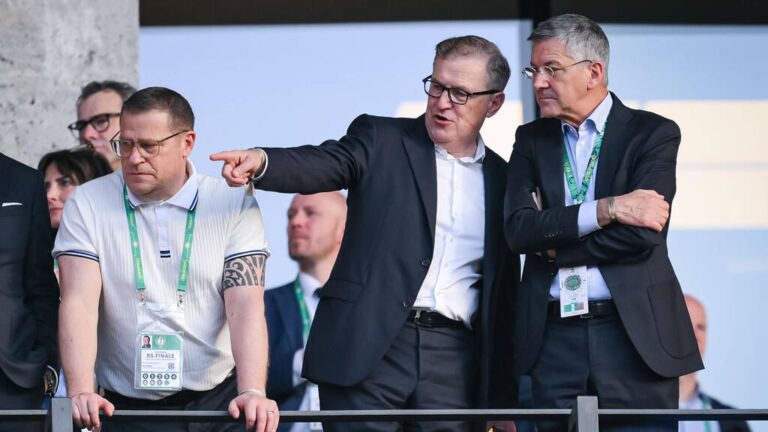 Max Eberl und Christoph Freund auf der Tribüne bei einem Spiel des FC Bayern München
