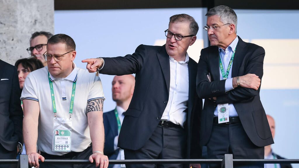Max Eberl und Christoph Freund auf der Tribüne bei einem Spiel des FC Bayern München