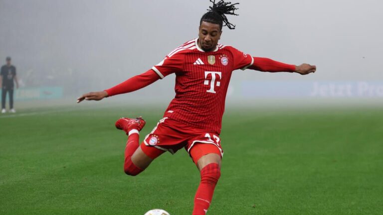 Michael Olise im Trikot des FC Bayern München beim Dribbling auf dem Spielfeld
