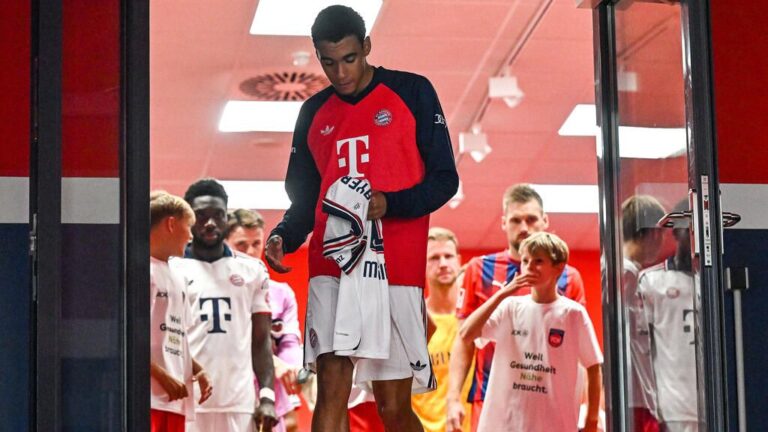 Jamal Musiala im Trikot des FC Bayern München auf dem Spielfeld