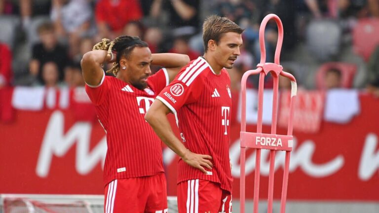 Joao Palhinha im Trikot des FC Bayern München blickt nachdenklich auf das Spielfeld