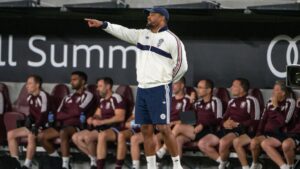 Trainer Vincent Kompany im Gespräch mit Jamal Musiala auf dem Trainingsplatz des FC Bayern München.