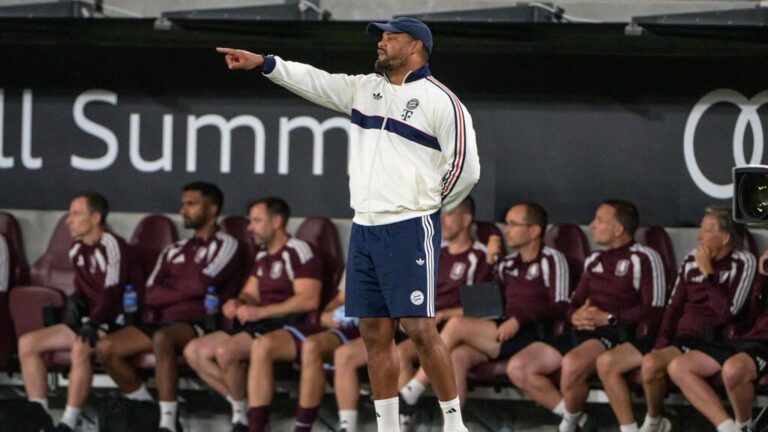 Trainer Vincent Kompany im Gespräch mit Jamal Musiala auf dem Trainingsplatz des FC Bayern München.