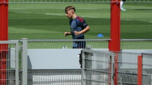 Lennart Karl im Trikot des FC Bayern München mit schmerzverzerrtem Gesicht während einer Trainingseinheit.