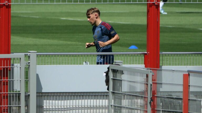 Lennart Karl im Trikot des FC Bayern München mit schmerzverzerrtem Gesicht während einer Trainingseinheit.