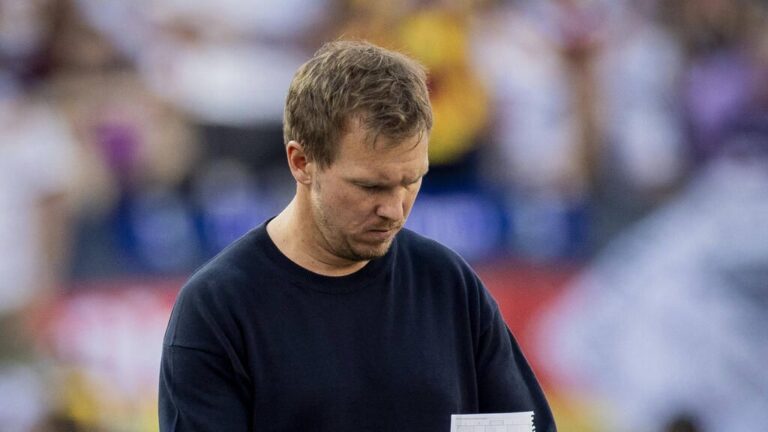 Julian Nagelsmann gestikuliert als Trainer an der Seitenlinie im Stadion
