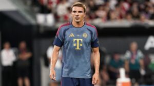 Joao Palhinha im Trikot des FC Bayern München blickt nachdenklich auf das Spielfeld