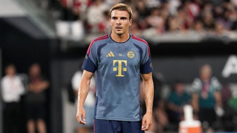 Joao Palhinha im Trikot des FC Bayern München blickt nachdenklich auf das Spielfeld