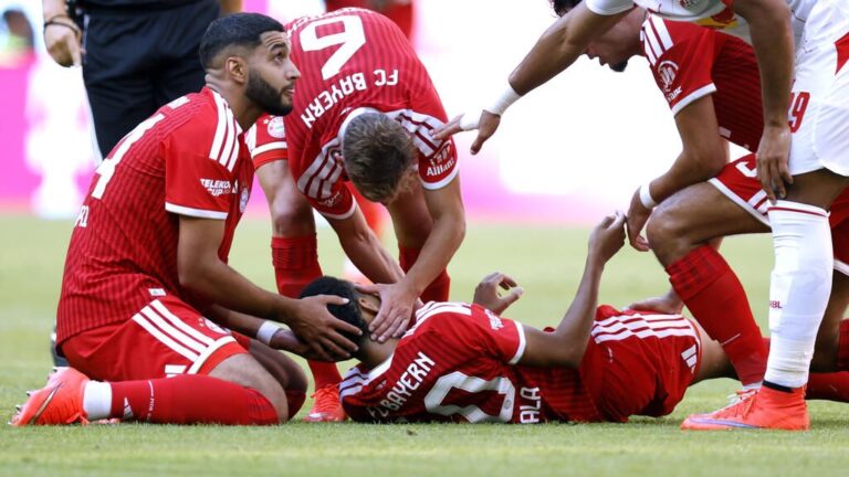 Jamal Musiala im Trikot des FC Bayern München auf dem Spielfeld