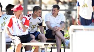 Max Eberl und Christoph Freund vom FC Bayern München im Gespräch auf der Tribüne