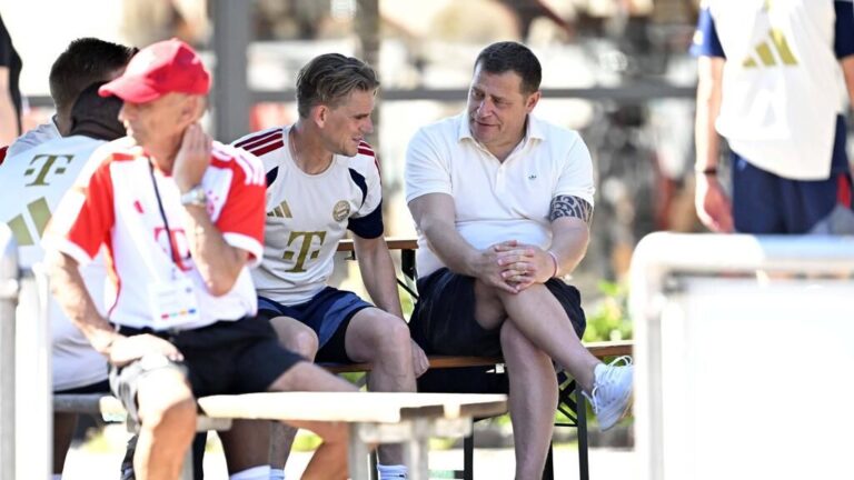 Max Eberl und Christoph Freund vom FC Bayern München im Gespräch auf der Tribüne