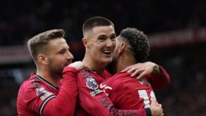 Benjamin Sesko im Trikot von Manchester United und Harry Kane im Trikot des FC Bayern München