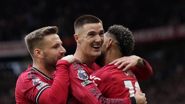 Benjamin Sesko im Trikot von Manchester United und Harry Kane im Trikot des FC Bayern München