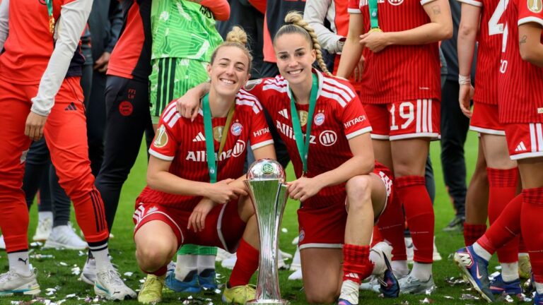 Spielerin des FC Bayern München im Zweikampf während einer Partie im DFB-Pokal der Frauen