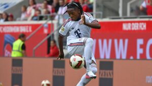 Wisdom Mike im Trikot des FC Bayern München auf dem Spielfeld