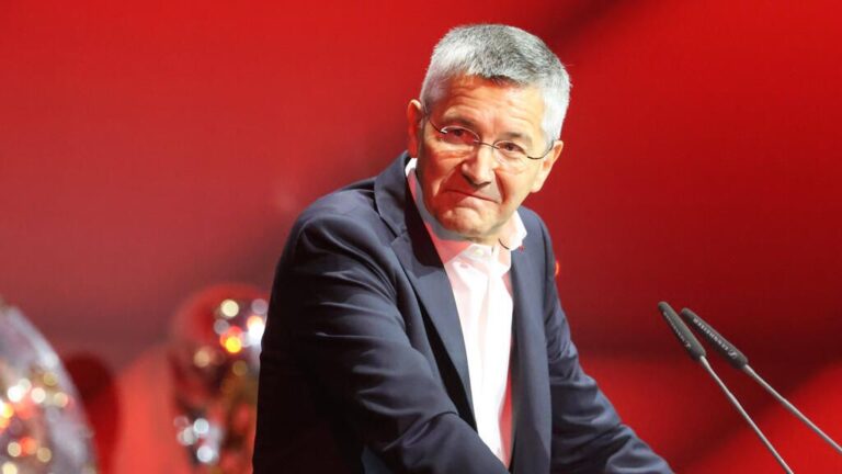 Präsident Herbert Hainer vor dem Logo des FC Bayern München