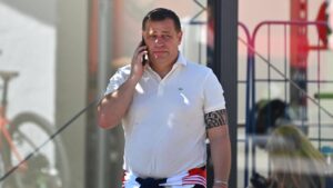 Sportvorstand Max Eberl im Anzug des FC Bayern München auf der Tribüne im Stadion