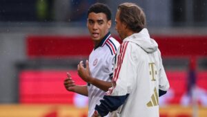 Jamal Musiala im Trikot des FC Bayern München blickt konzentriert