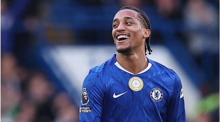 João Pedro im Trikot des FC Chelsea auf dem Spielfeld