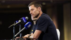 Xabi Alonso gestikuliert nachdenklich als Trainer am Spielfeldrand