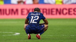 Bradley Barcola im Trikot von Paris Saint-Germain blickt fokussiert auf das Spielfeld