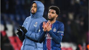 Ibrahim Mbaye im Trikot von Paris Saint-Germain schaut konzentriert auf dem Spielfeld.
