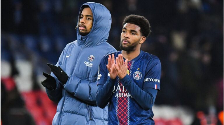 Ibrahim Mbaye im Trikot von Paris Saint-Germain schaut konzentriert auf dem Spielfeld.