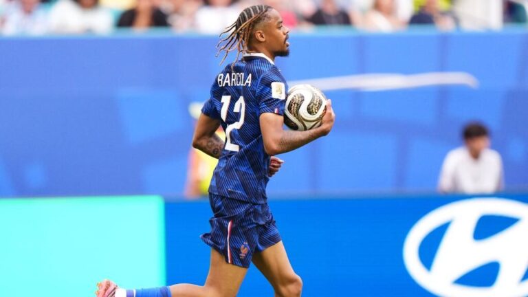 Bradley Barcola im Trikot von Paris Saint-Germain auf dem Spielfeld