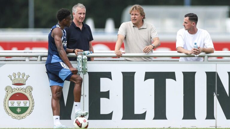 Junior Dina Ebimbe präsentiert das Trikot des FC Schalke 04 bei seiner offiziellen Vorstellung in Gelsenkirchen.