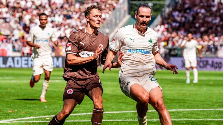 Zweikampf zwischen Spielern des FC St. Pauli und Greuther Fürth im Stadion am Millerntor