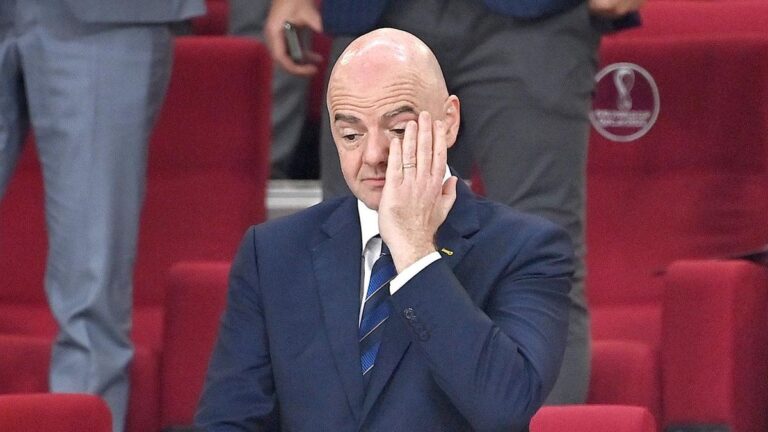 FIFA-Präsident Gianni Infantino schaut ernst während einer Pressekonferenz des Weltverbandes.