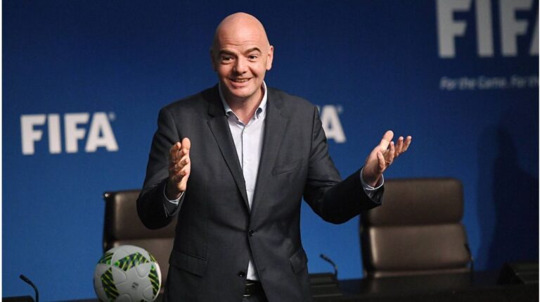 Portrait von FIFA-Präsident Gianni Infantino vor dem Logo des Weltfußballverbands