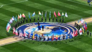 FIFA-Präsident Gianni Infantino steht bei einer Pressekonferenz vor dem offiziellen WM-Pokal