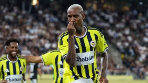 Spieler von Fenerbahçe Istanbul jubeln über ein Tor im Champions-League-Qualifikationsspiel gegen Sturm Graz