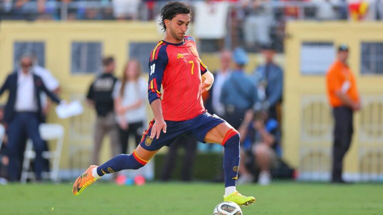 Ferran Torres im Trikot des FC Barcelona mit nachdenklichem Blick auf dem Spielfeld