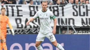 Nico Elvedi im Trikot von Borussia Mönchengladbach verabschiedet sich von den Fans